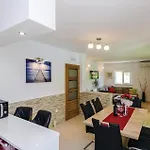 Three-bedroom In بيت للعطل *