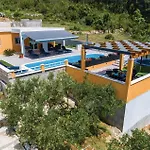 بيت للعطل Three-bedroom In ستون