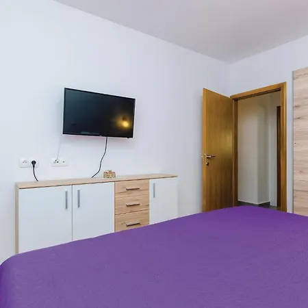 Three-bedroom In Ston