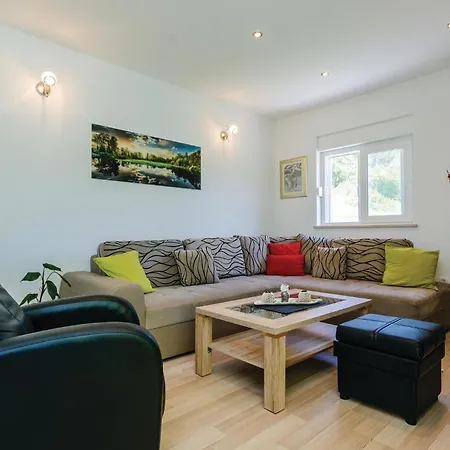 Three-bedroom In * Ston