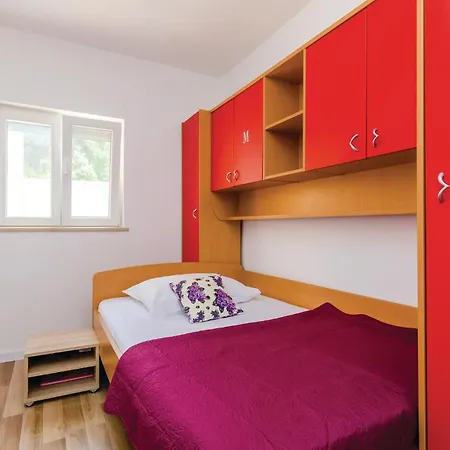 Feriehus Three-bedroom In Ston