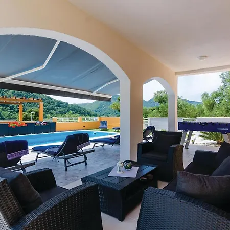 Three-bedroom In Ston