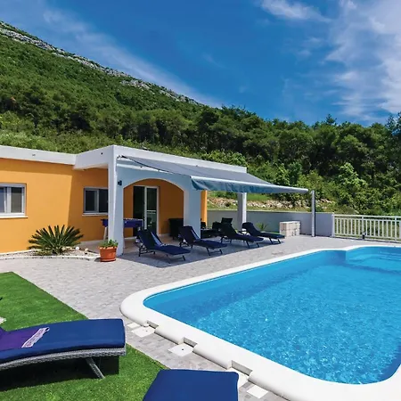 Three-bedroom In Ston