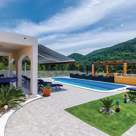 Three-bedroom In Feriehus Ston